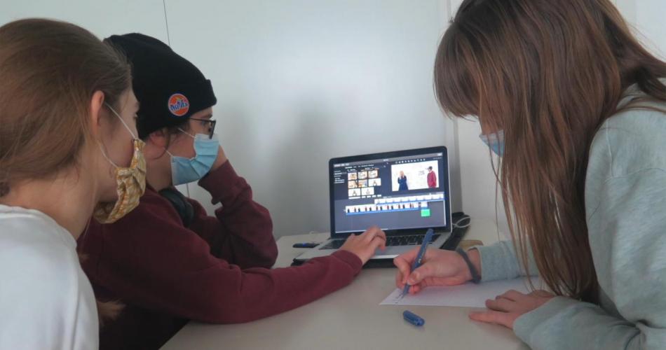 SchülerInnen vor Computer mit Videoschnitt